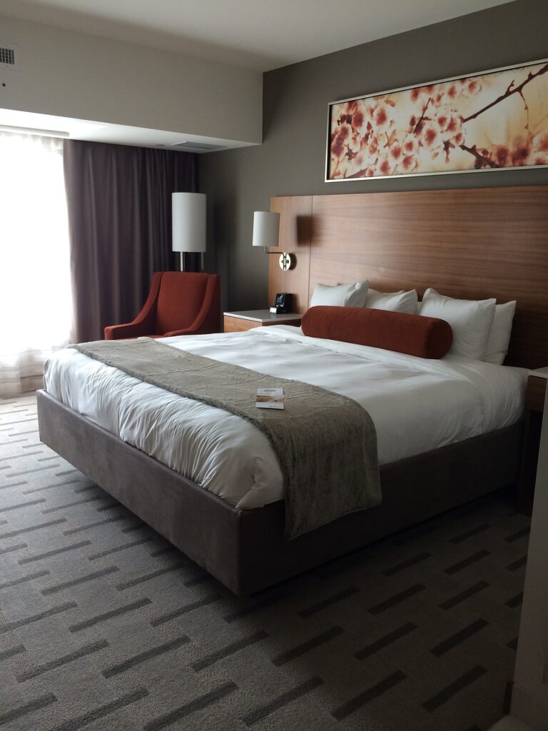 hotel, king bed, bedroom-4340863.jpg